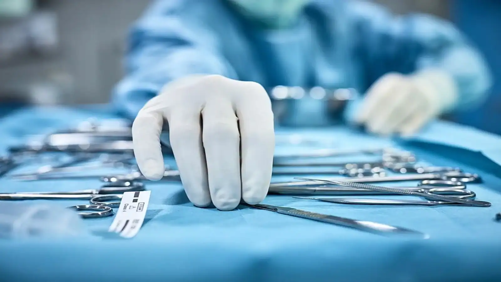 Medic chirurg atrage atenția: Tot mai puțini absolvenți de Medicină aleg să facă rezidenţiatul în Chirurgie
