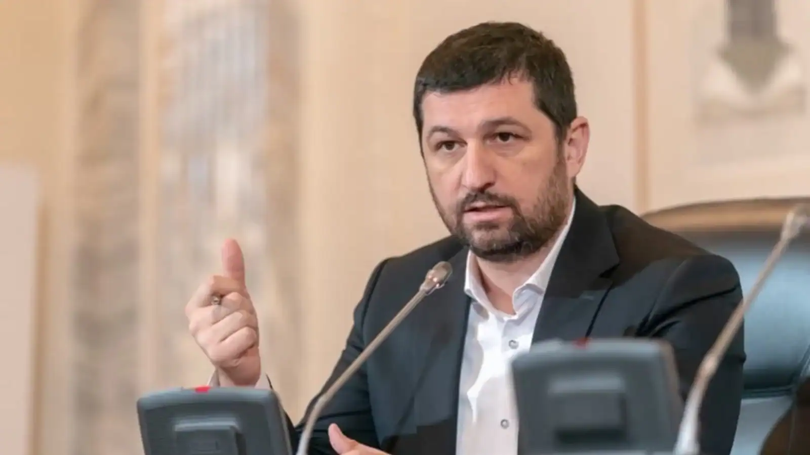 Marius Lulea anunță revoluție în stradă în România: Va fi un fenomen imprevizibil, de tip Lebăda Neagră