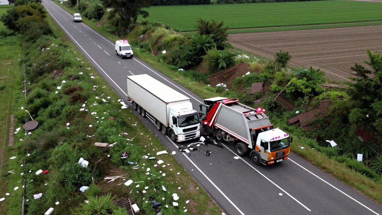 Un mort și un rănit după ce un TIR a lovit o autogunoieră pe DN 1B, în comuna Valea Călugărească