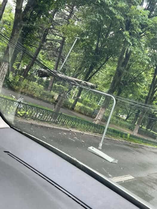 Mihai Polițeanu acuză DEER România, după ce doi stâlpi au căzut pe străzi din Ploiești: „Nu sunt ai Primăriei!”