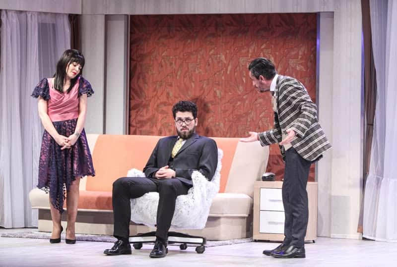La final de săptămână, pe scena Teatrului „Toma Caragiu”: Crimă la Howard Johnson, o comedie savuroasă despre căsnicie, plină de întorsături neașteptate de situație