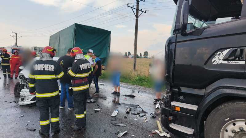 Accident cu șase autovehicule pe DN 72; traficul este blocat