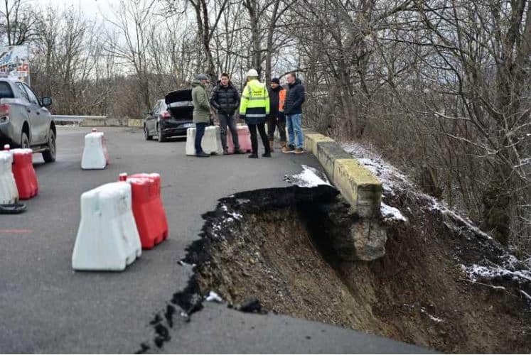 Trafic reluat pe DJ 101R, la ieșirea din Câmpina spre DN 1, după reabilitarea drumului afectat de o alunecare