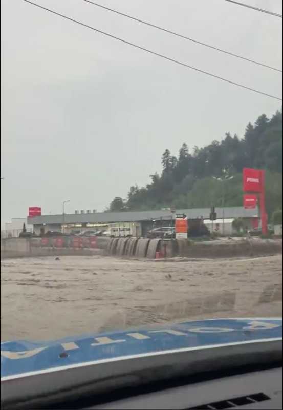 Străzi inundate și acumulări de apă în zona centrală a orașului Bușteni; DN1, afectat