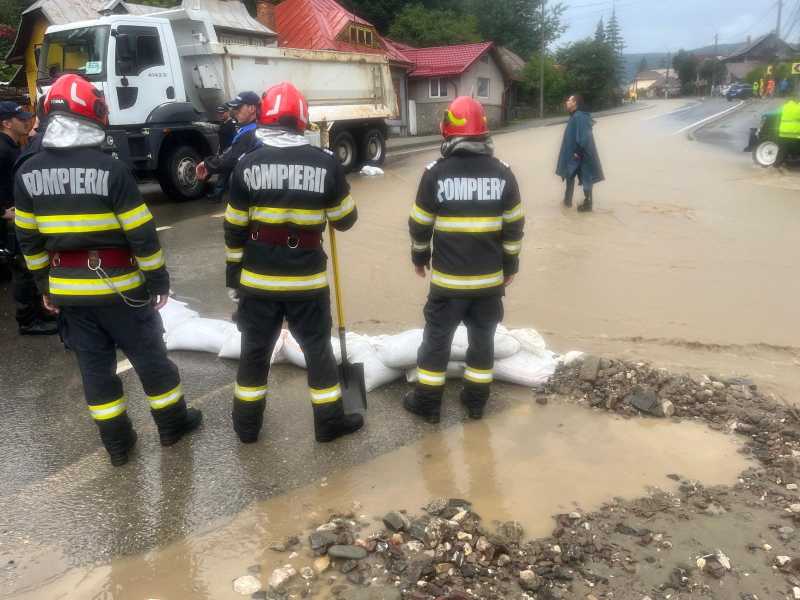 Peste 20 de gospodării au fost inundate la Bușteni; forțele de intervenție au fost suplimentate