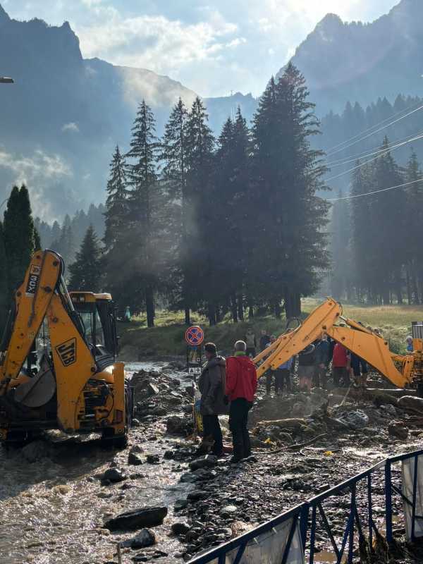 Intervenție a autorităților pentru decolmatarea pârâului Jepi din Bușteni