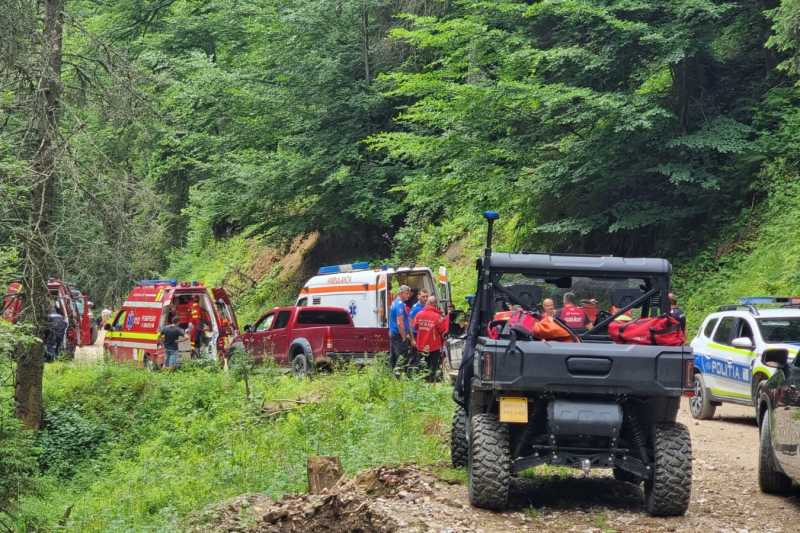 Un autoturism s-a răsturnat la Cheia, în zona unei cabane; patru persoane sunt rănite