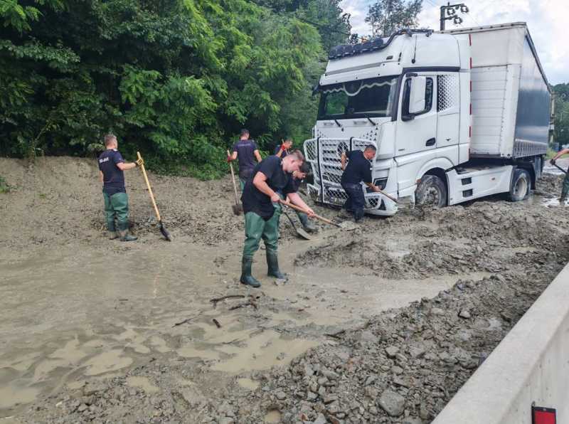 Trafic reluat pe câte o bandă pe sens pe DN 1, în zona Breaza, unde drumul a fost blocat de aluviuni