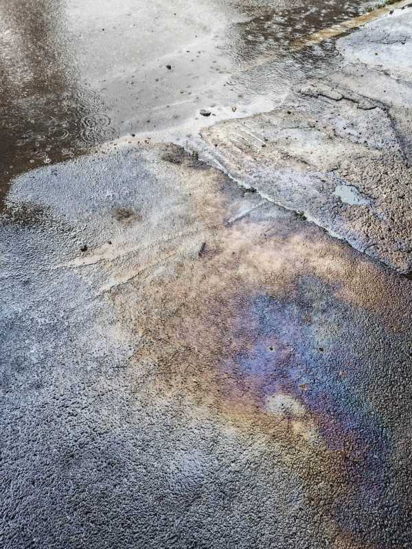 Ape uzate de la rafinăria Vega, deversate în pârâul Dâmbu; amendă aplicată de Garda de Mediu