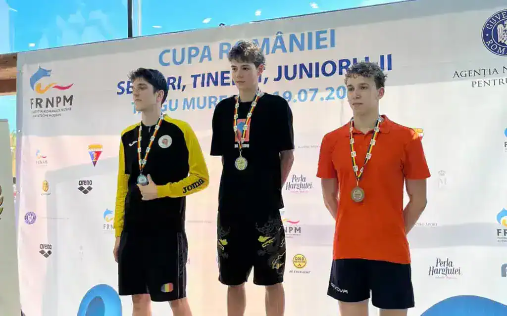 Campion la tineret și vicecampion la seniori