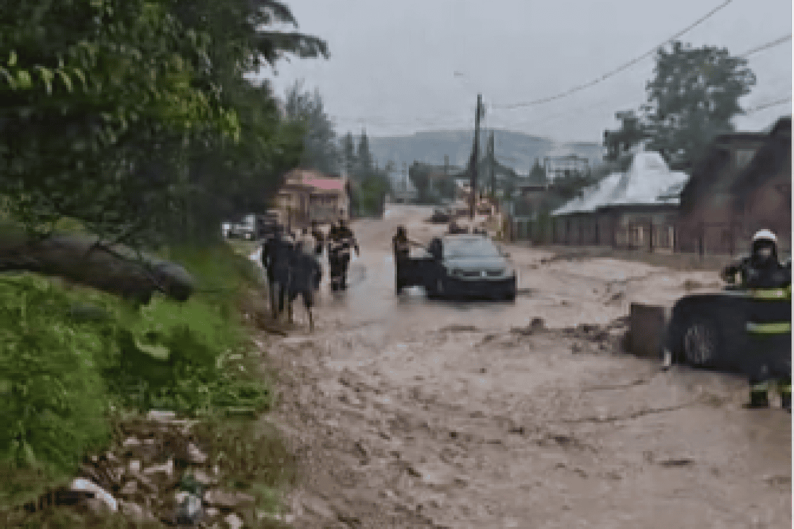 Inundații în Bușteni după ploile torențiale de duminică după-amiază. O femeie a fost salvată din viitură, iar pompierii evacuează persoane blocate în autoturisme