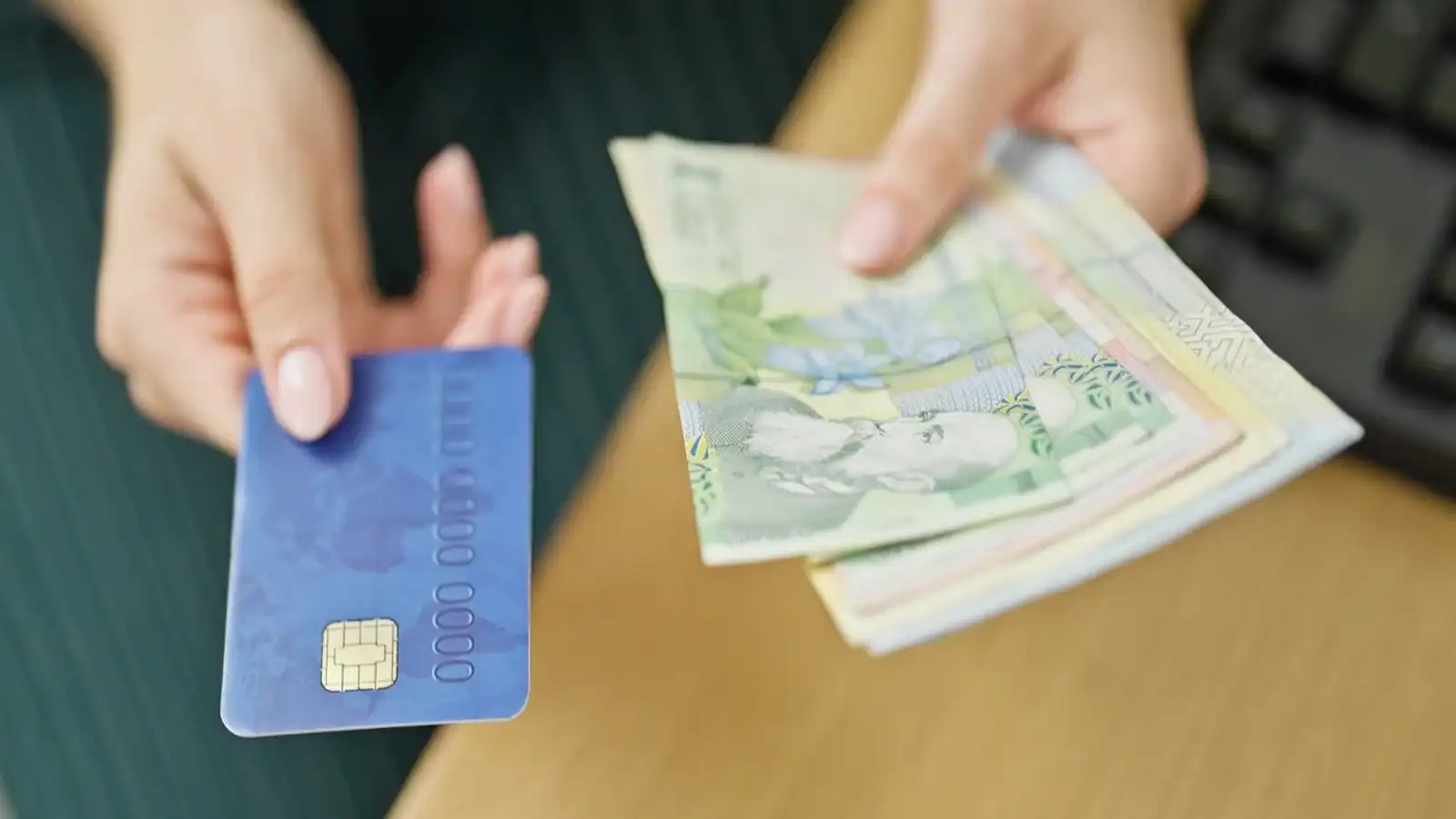 Banii cash, sub reguli mai stricte: UE restrânge libertatea plăților mari în numerar. Ce trebuie să știe românii