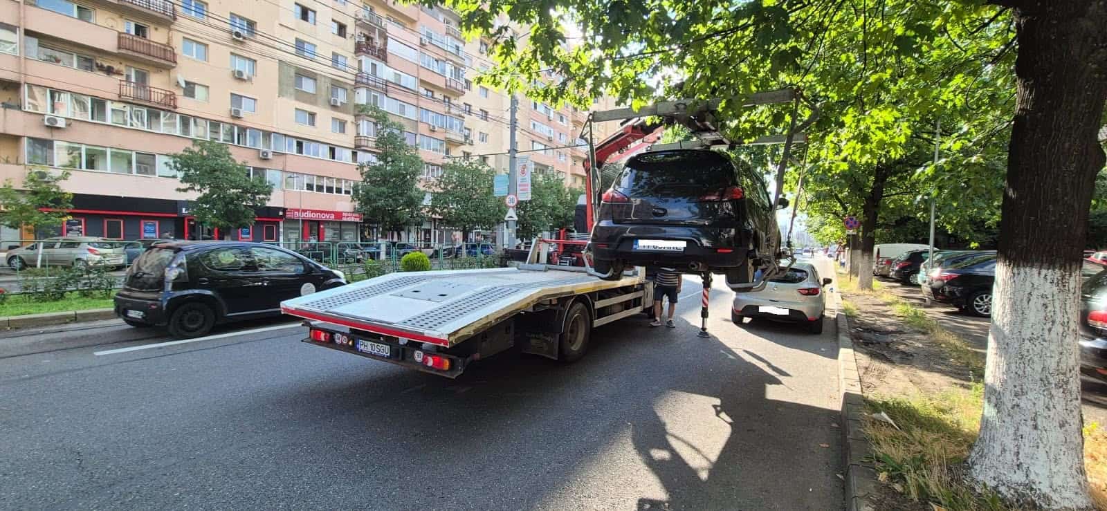 SGU Ploiești: La solicitarea Poliției Municipiului Ploiești, echipele noastre operative au intervenit astăzi în zona Bulevardului Republicii pentru ridicarea a două autoturisme care ocupau în mod abuziv prima bandă de circulație