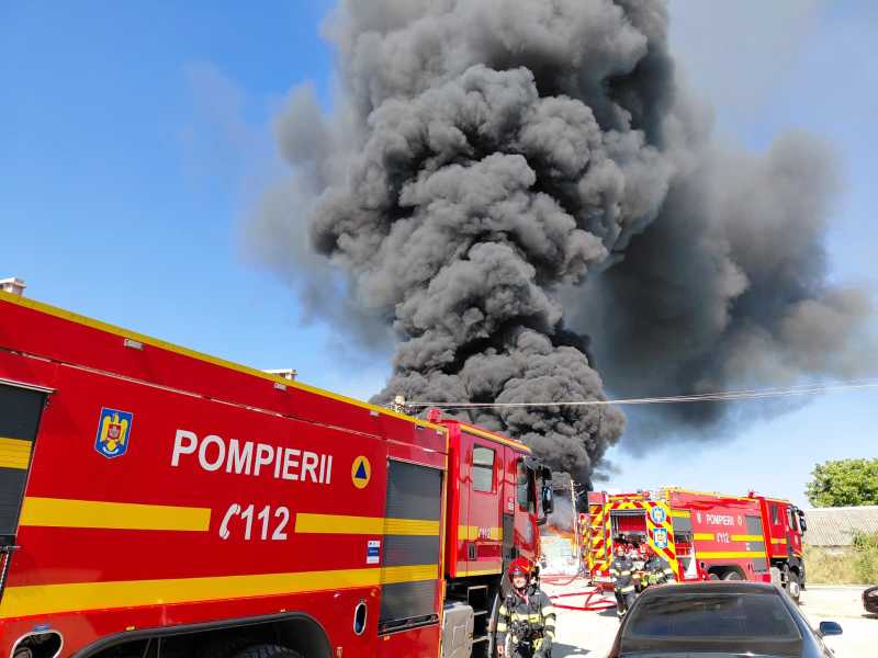 Incendiul izbucnit la o hală cu deșeuri și mase plastice din Băicoi a fost lichidat