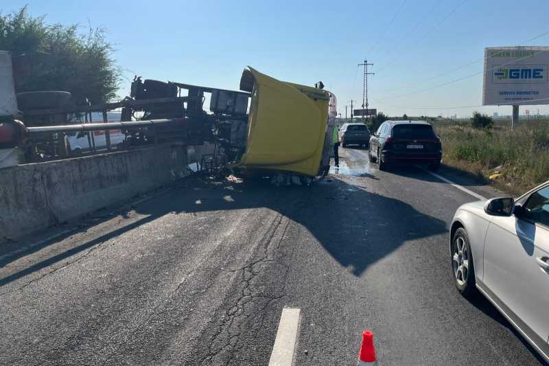 TIR răsturnat pe DN 1; traficul este blocat pe sensul de mers către Brașov