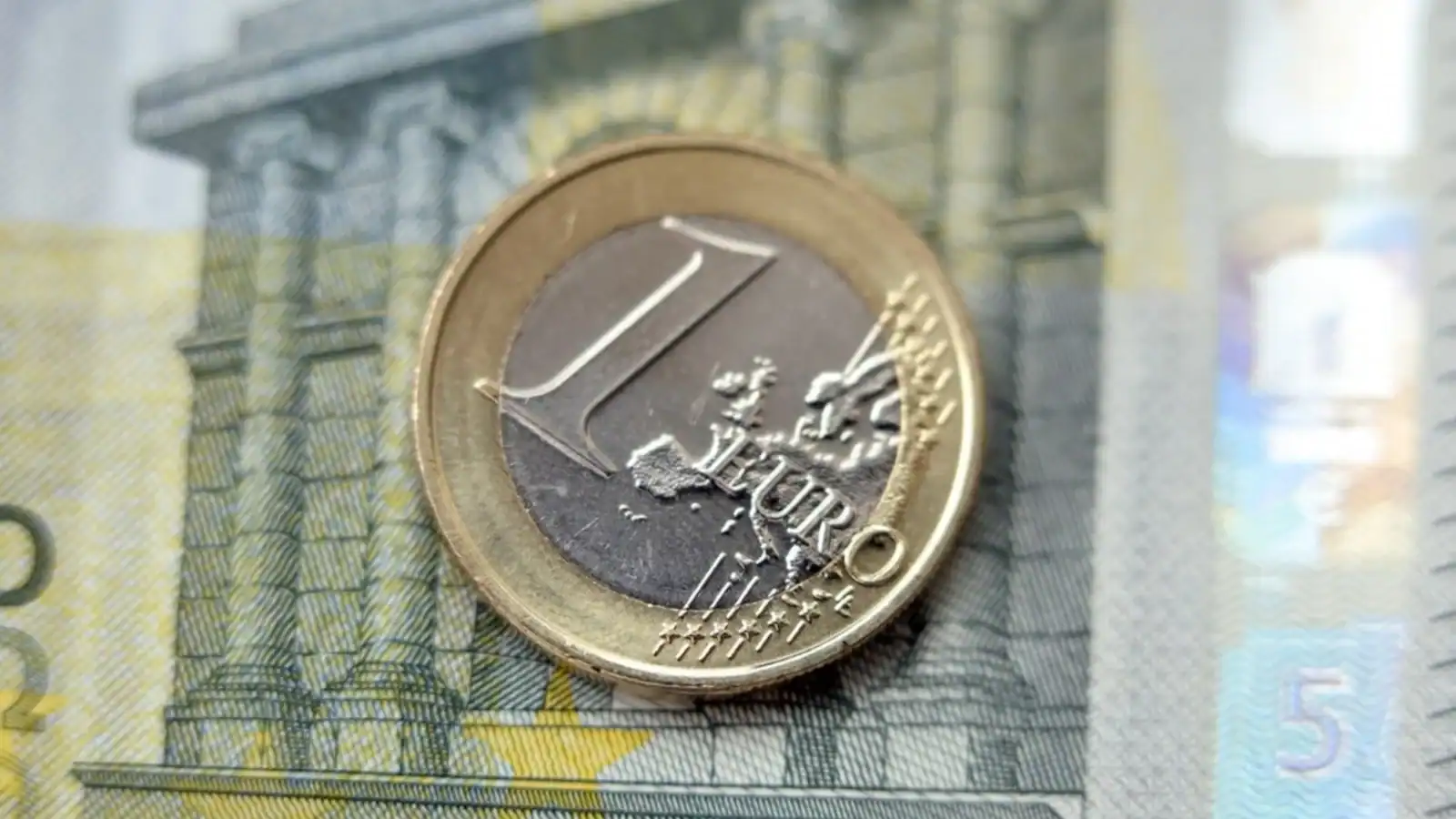 Leul pierde teren în fața euro și dolarului. Cursul valutar anunțat pentru miercuri de BNR