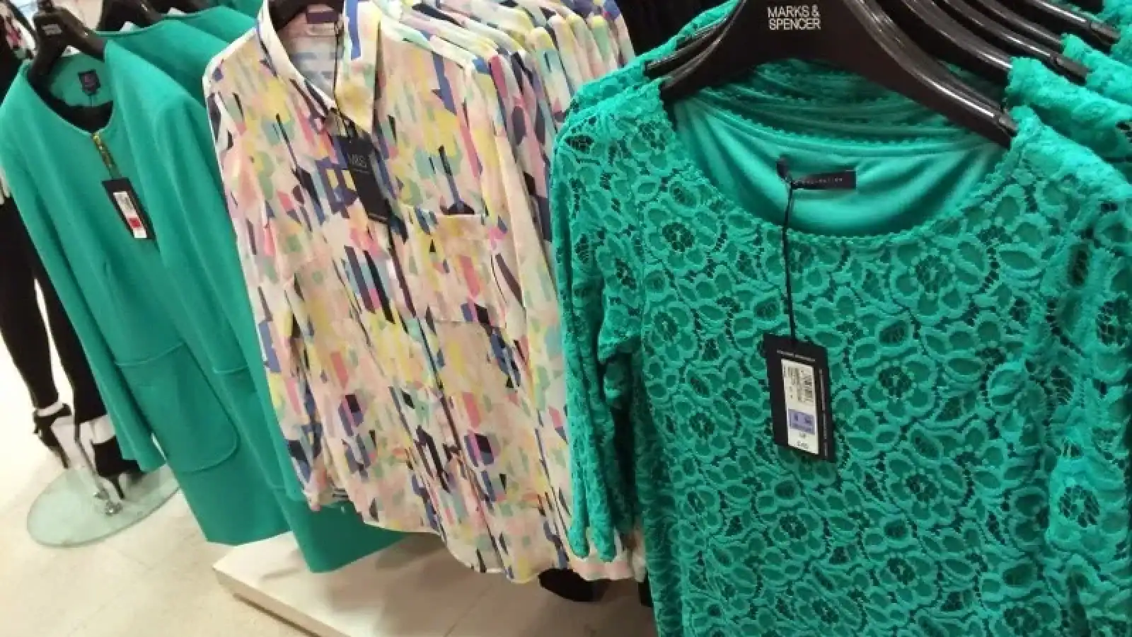 Opt din zece români preferă să cumpere articole vestimentare de brand la preţ redus