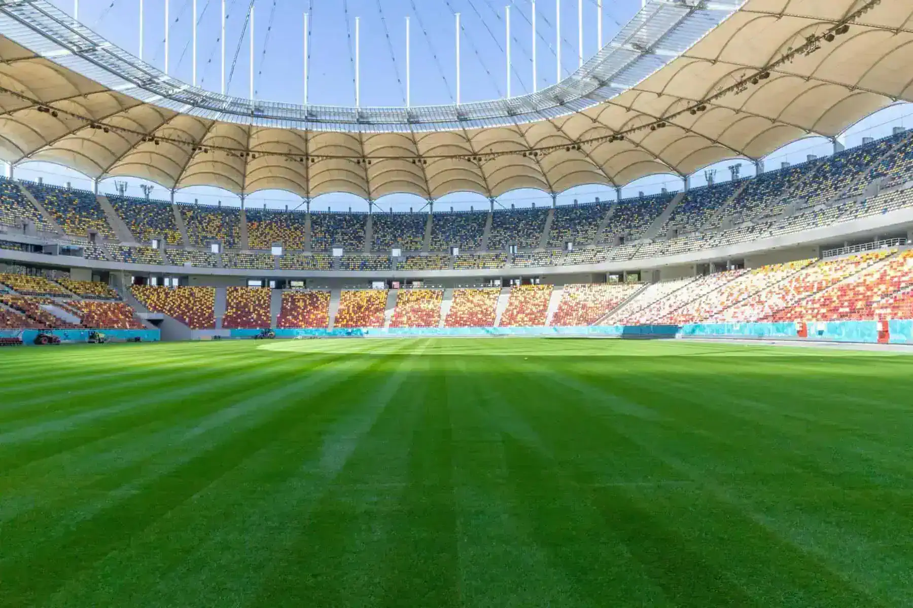 Pe Arena Națională s-a refăcut terenul, în Arena Lupilor gazonul e pe ducă