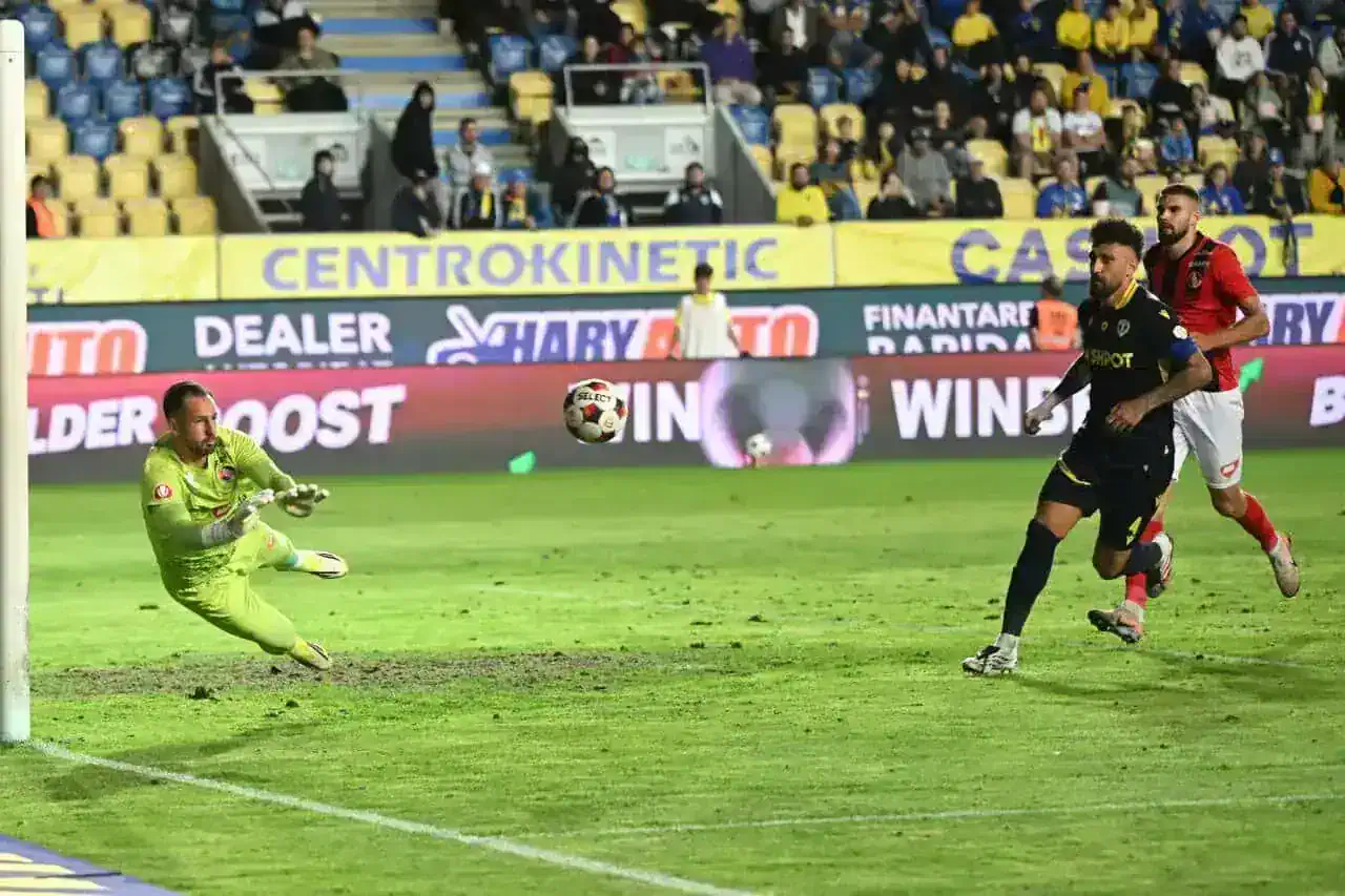 Căpitanul “le-a bătut obrazul” celor care răspund de gazon! Vezi ce a răspuns administrația stadionului